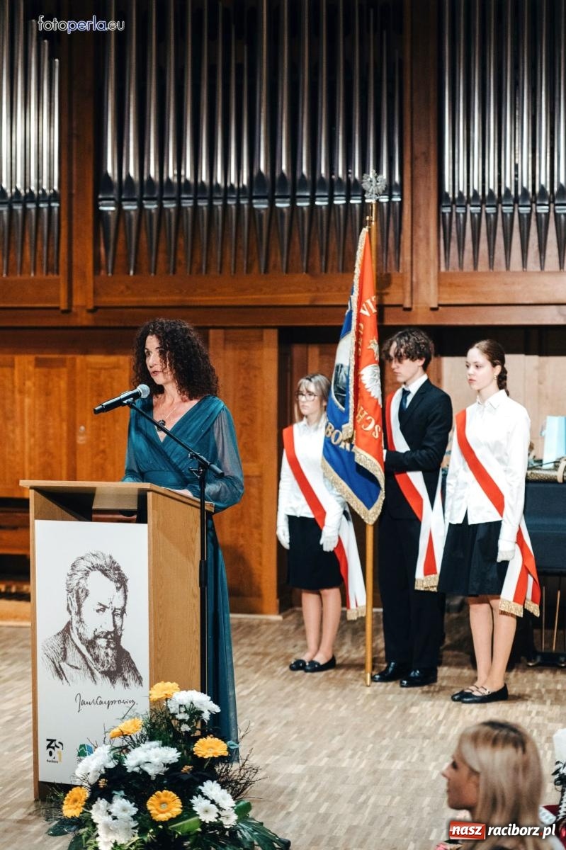 Zdjęcie w galerii na portalu naszraciborz.pl: I LO im. Jana Kasprowicza świętuje 80-lecie – gala jubileuszowa i spotkania w szkole [FOTO i WIDEO] wiadomości z regionu