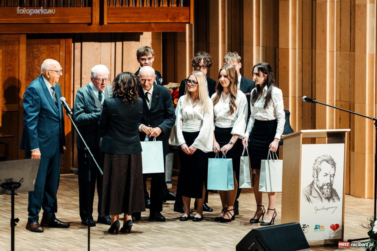 Zdjęcie w galerii na portalu naszraciborz.pl: I LO im. Jana Kasprowicza świętuje 80-lecie – gala jubileuszowa i spotkania w szkole [FOTO i WIDEO] wiadomości z regionu