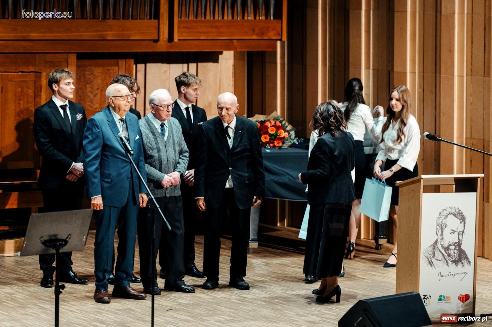 Zdjęcie w galerii na portalu naszraciborz.pl: I LO im. Jana Kasprowicza świętuje 80-lecie – gala jubileuszowa i spotkania w szkole [FOTO i WIDEO] wiadomości z regionu