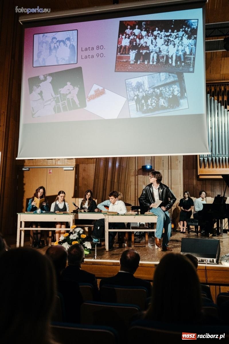 Zdjęcie w galerii na portalu naszraciborz.pl: I LO im. Jana Kasprowicza świętuje 80-lecie – gala jubileuszowa i spotkania w szkole [FOTO i WIDEO] wiadomości z regionu