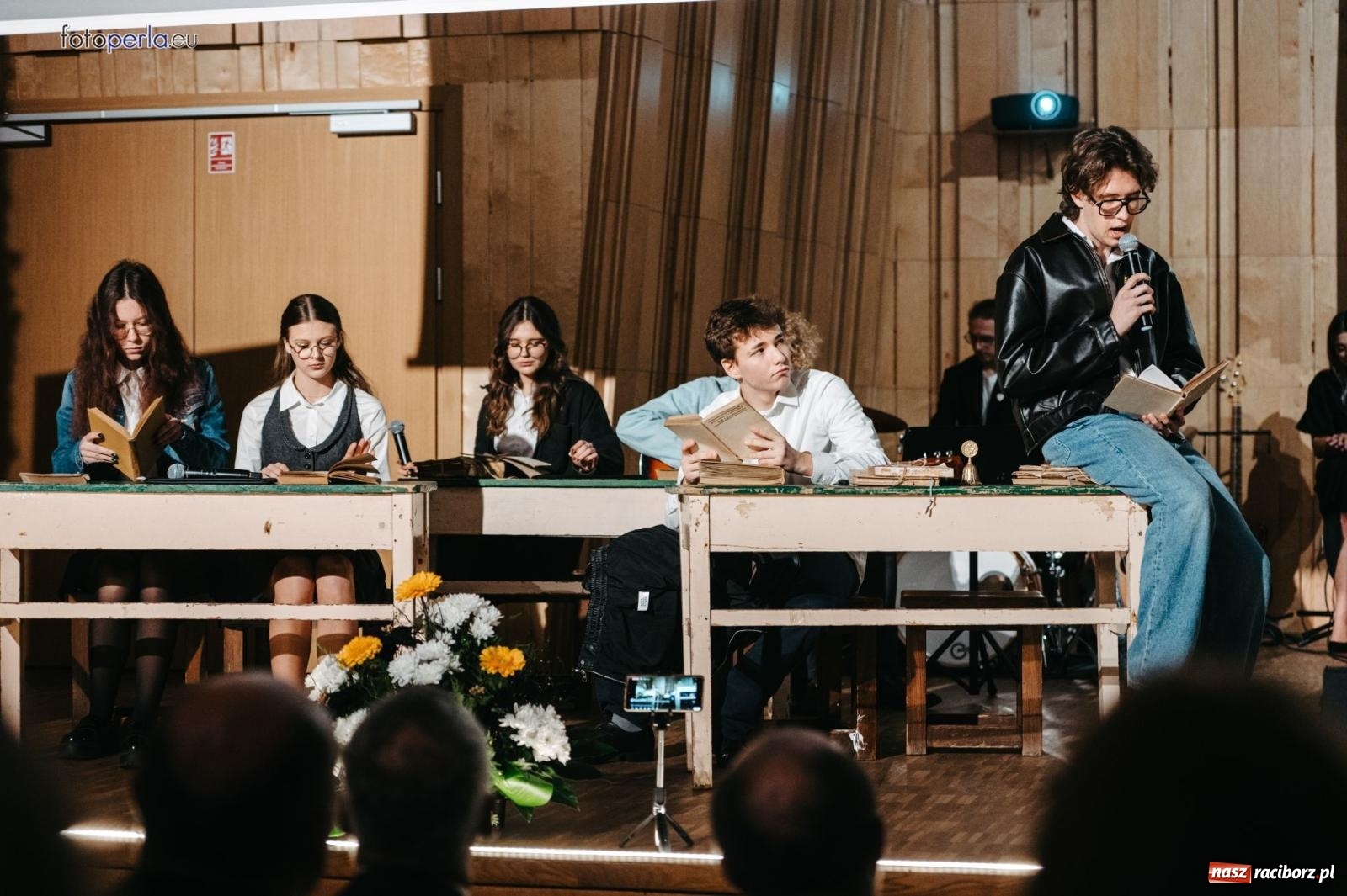 Zdjęcie w galerii na portalu naszraciborz.pl: I LO im. Jana Kasprowicza świętuje 80-lecie – gala jubileuszowa i spotkania w szkole [FOTO i WIDEO] wiadomości z regionu