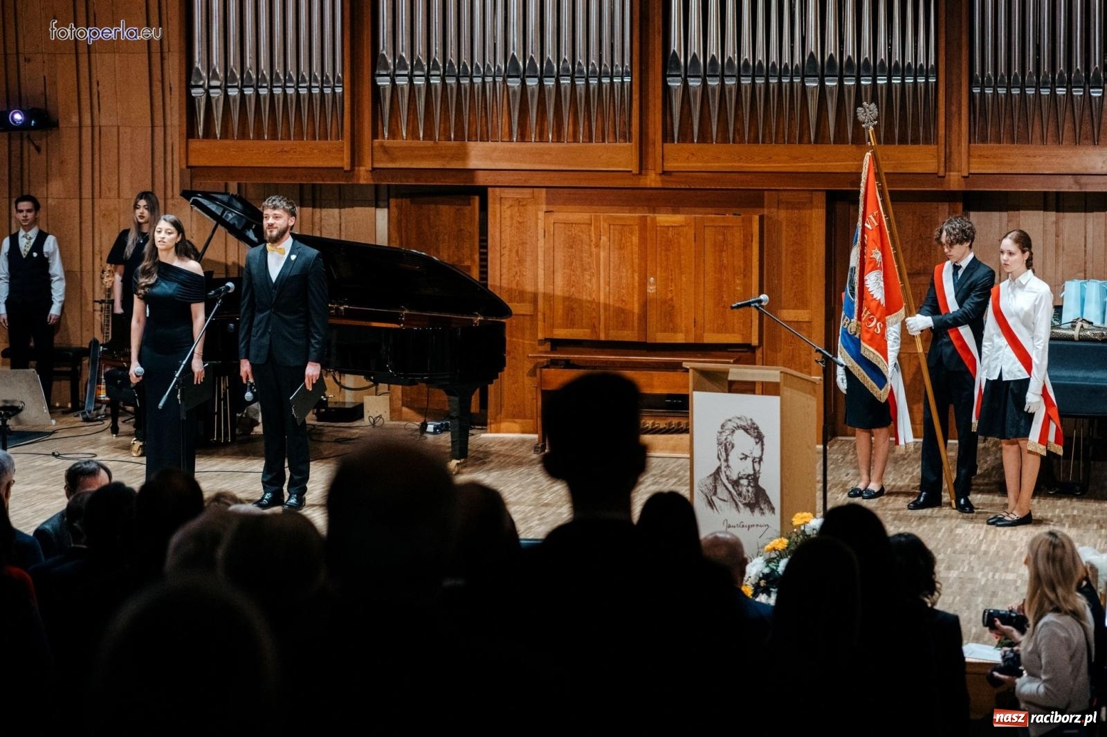 Zdjęcie w galerii na portalu naszraciborz.pl: I LO im. Jana Kasprowicza świętuje 80-lecie – gala jubileuszowa i spotkania w szkole [FOTO i WIDEO] wiadomości z regionu
