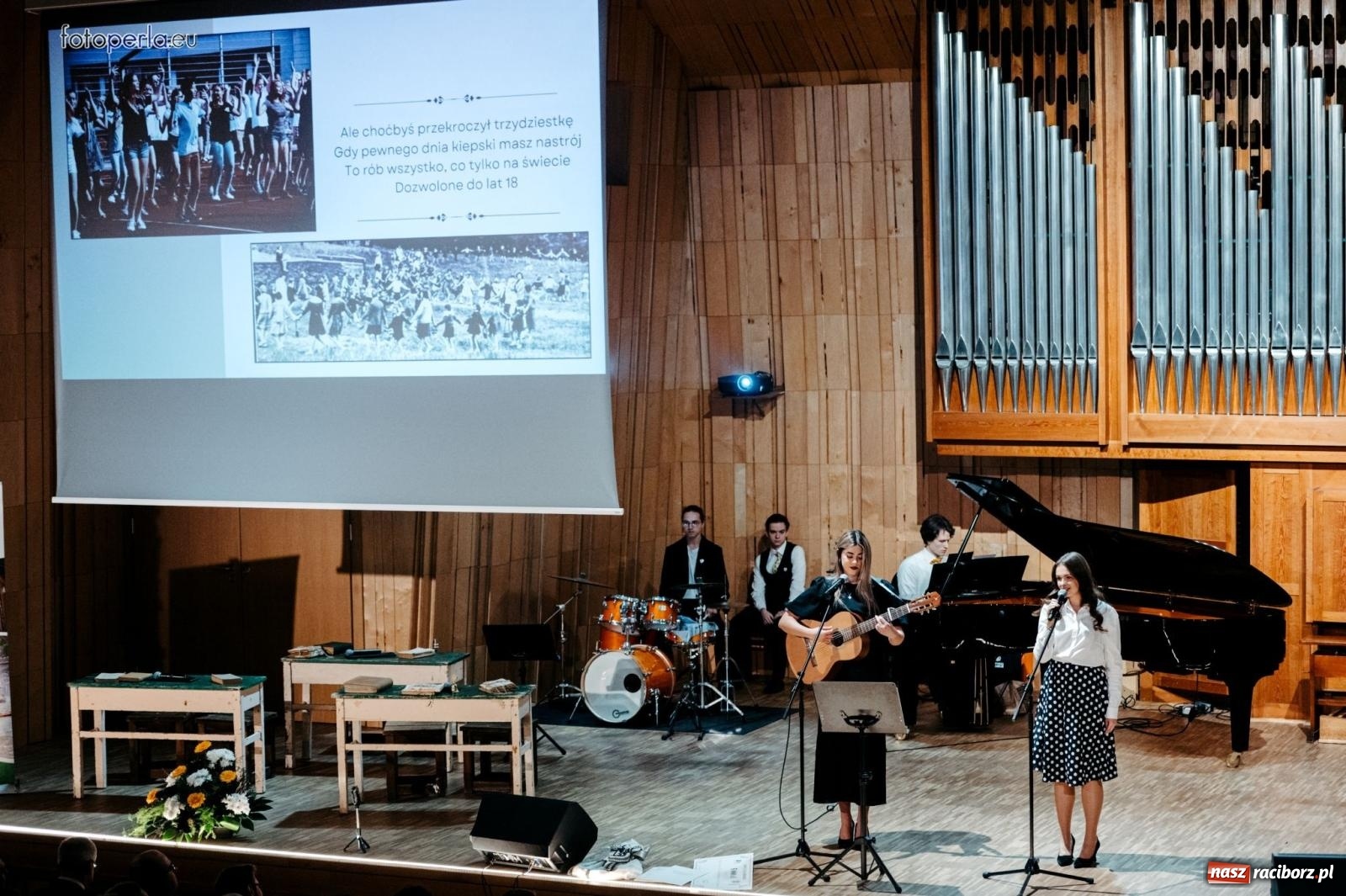 Zdjęcie w galerii na portalu naszraciborz.pl: I LO im. Jana Kasprowicza świętuje 80-lecie – gala jubileuszowa i spotkania w szkole [FOTO i WIDEO] wiadomości z regionu