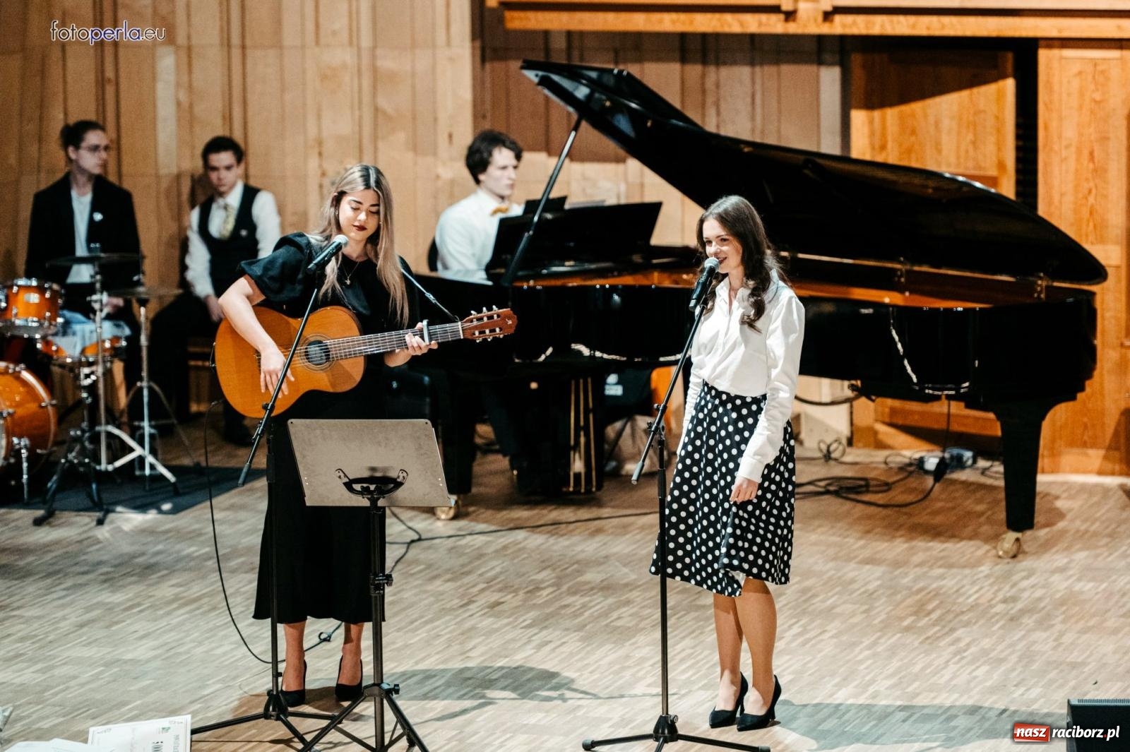 Zdjęcie w galerii na portalu naszraciborz.pl: I LO im. Jana Kasprowicza świętuje 80-lecie – gala jubileuszowa i spotkania w szkole [FOTO i WIDEO] wiadomości z regionu