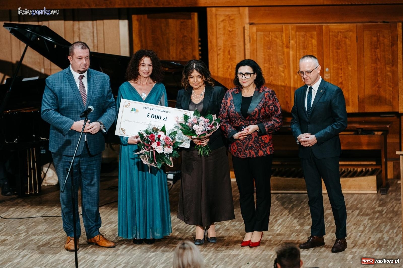 Zdjęcie w galerii na portalu naszraciborz.pl: I LO im. Jana Kasprowicza świętuje 80-lecie – gala jubileuszowa i spotkania w szkole [FOTO i WIDEO] wiadomości z regionu