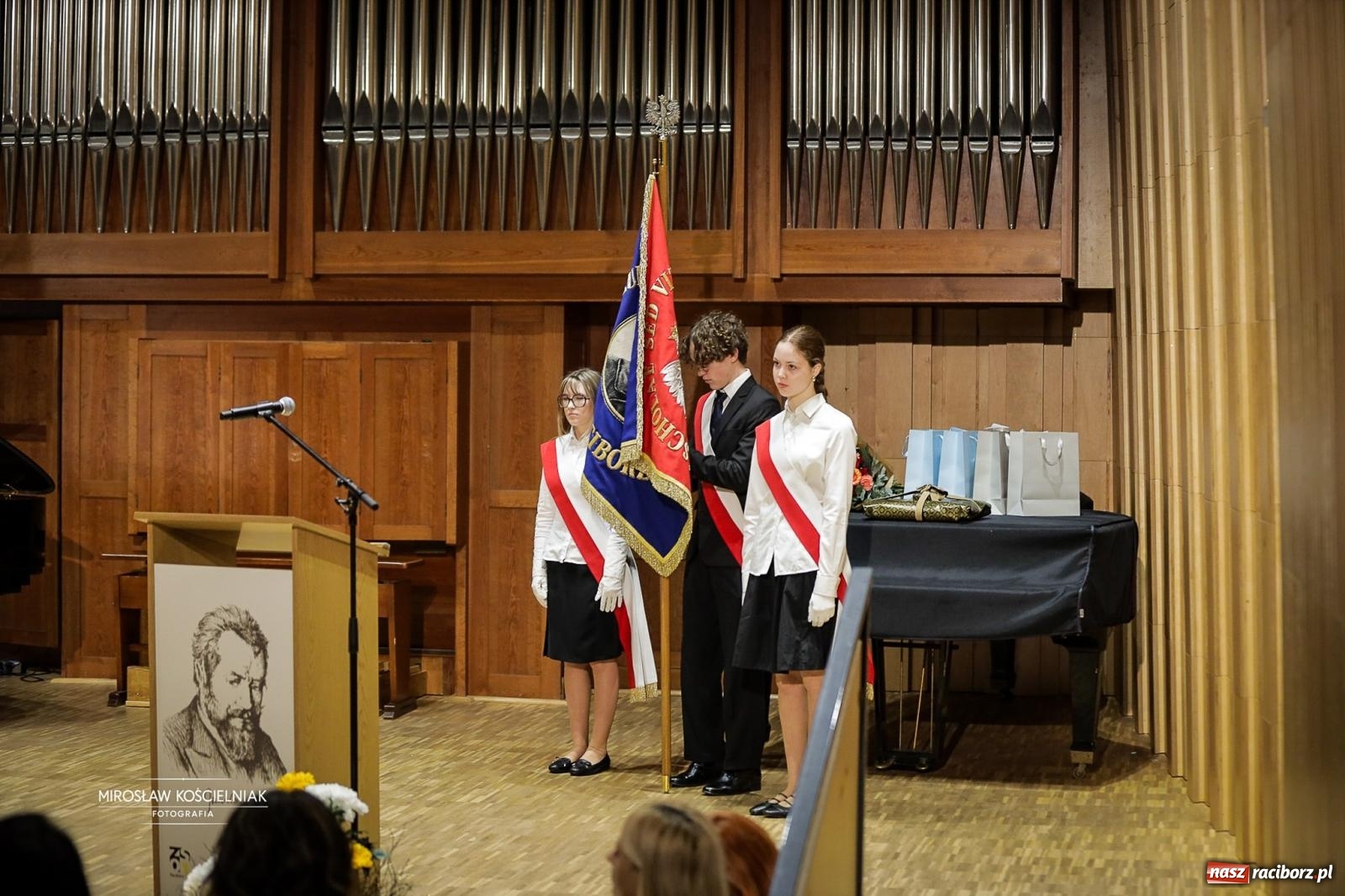 Zdjęcie w galerii na portalu naszraciborz.pl: Jesteśmy z Kasprowicza. Jubileusz 80-lecia I Liceum Ogólnokształcącego w Raciborzu na bis! [FOTO i WIDEO] wiadomości z regionu