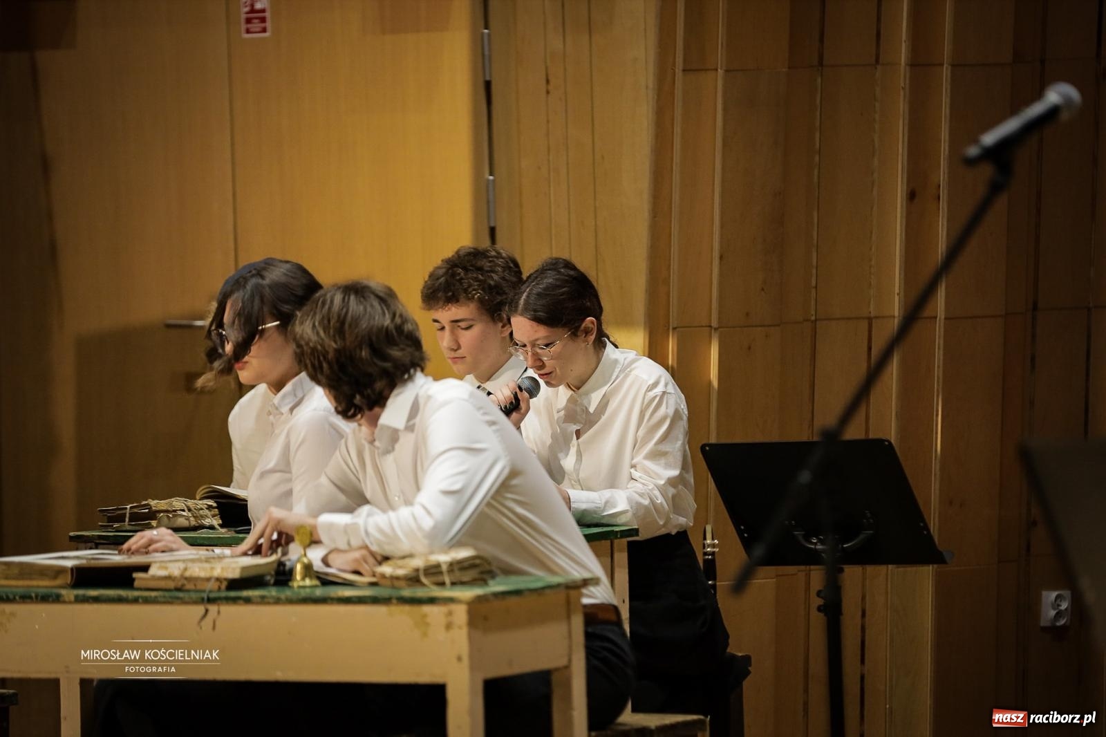 Zdjęcie w galerii na portalu naszraciborz.pl: Jesteśmy z Kasprowicza. Jubileusz 80-lecia I Liceum Ogólnokształcącego w Raciborzu na bis! [FOTO i WIDEO] wiadomości z regionu