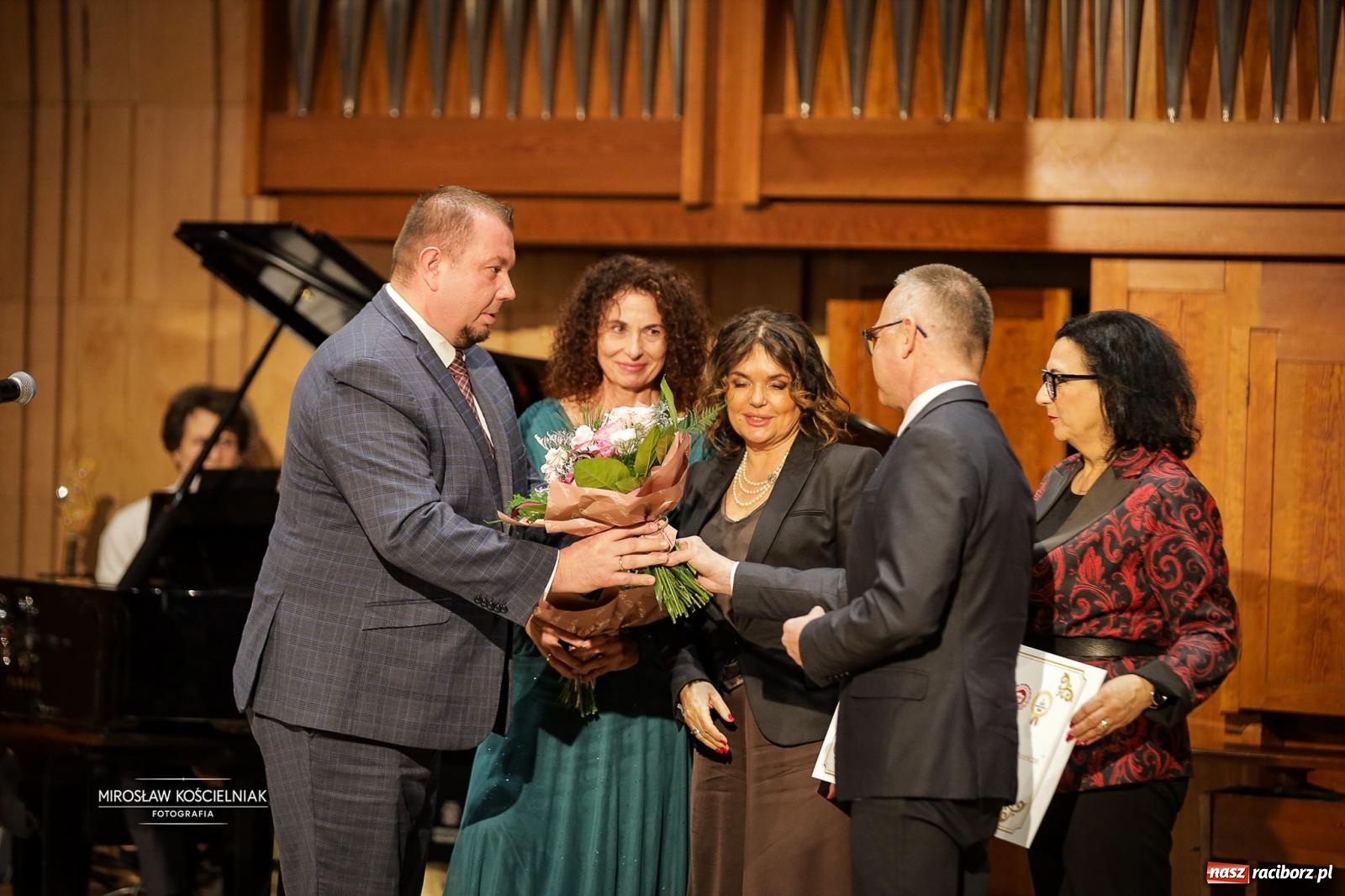 Zdjęcie w galerii na portalu naszraciborz.pl: Jesteśmy z Kasprowicza. Jubileusz 80-lecia I Liceum Ogólnokształcącego w Raciborzu na bis! [FOTO i WIDEO] wiadomości z regionu
