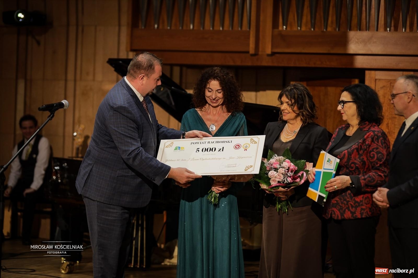 Zdjęcie w galerii na portalu naszraciborz.pl: Jesteśmy z Kasprowicza. Jubileusz 80-lecia I Liceum Ogólnokształcącego w Raciborzu na bis! [FOTO i WIDEO] wiadomości z regionu