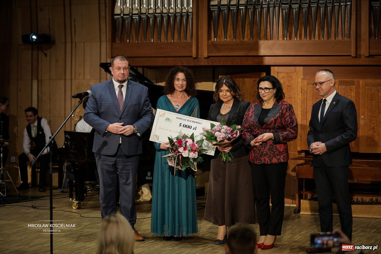 Zdjęcie w galerii na portalu naszraciborz.pl: Jesteśmy z Kasprowicza. Jubileusz 80-lecia I Liceum Ogólnokształcącego w Raciborzu na bis! [FOTO i WIDEO] wiadomości z regionu
