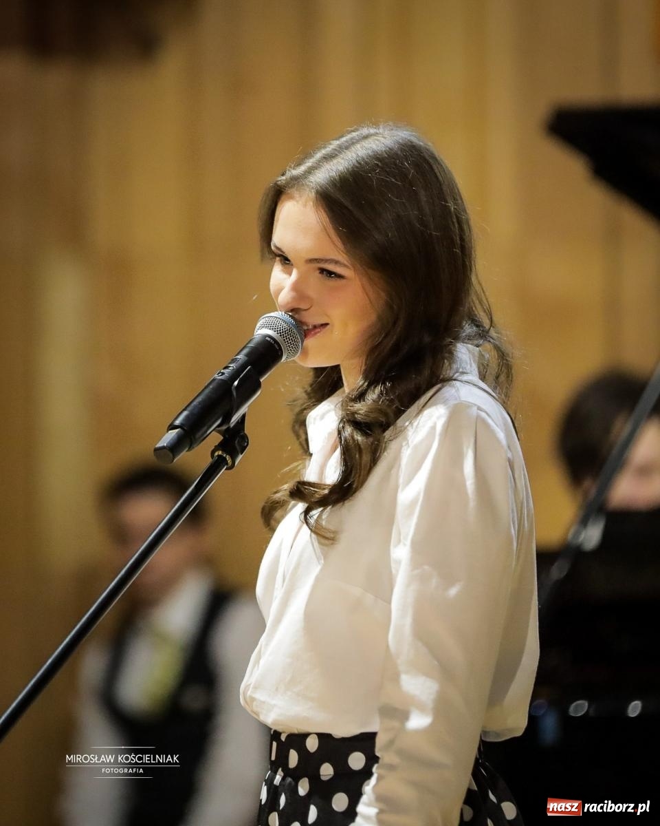 Zdjęcie w galerii na portalu naszraciborz.pl: Jesteśmy z Kasprowicza. Jubileusz 80-lecia I Liceum Ogólnokształcącego w Raciborzu na bis! [FOTO i WIDEO] wiadomości z regionu
