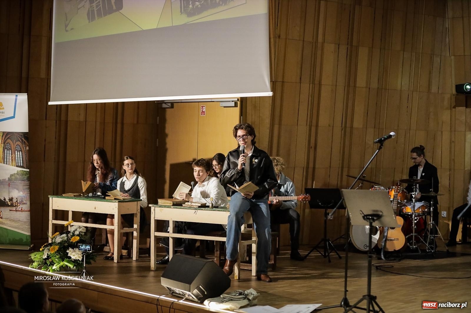 Zdjęcie w galerii na portalu naszraciborz.pl: Jesteśmy z Kasprowicza. Jubileusz 80-lecia I Liceum Ogólnokształcącego w Raciborzu na bis! [FOTO i WIDEO] wiadomości z regionu