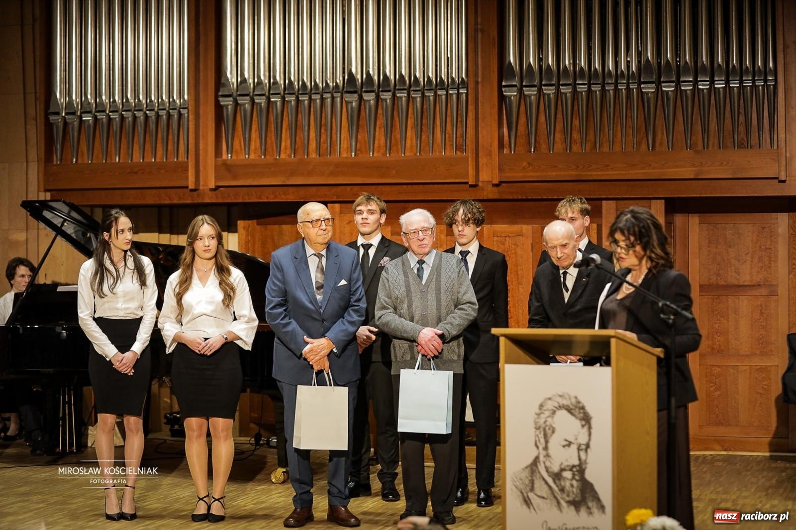 Zdjęcie w galerii na portalu naszraciborz.pl: Jesteśmy z Kasprowicza. Jubileusz 80-lecia I Liceum Ogólnokształcącego w Raciborzu na bis! [FOTO i WIDEO] wiadomości z regionu