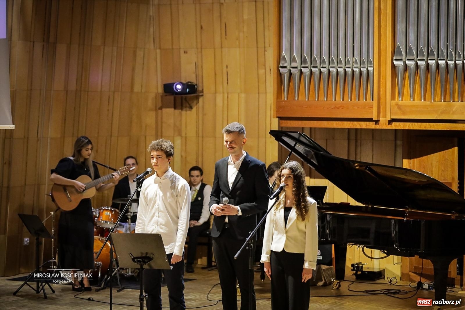 Zdjęcie w galerii na portalu naszraciborz.pl: Jesteśmy z Kasprowicza. Jubileusz 80-lecia I Liceum Ogólnokształcącego w Raciborzu na bis! [FOTO i WIDEO] wiadomości z regionu