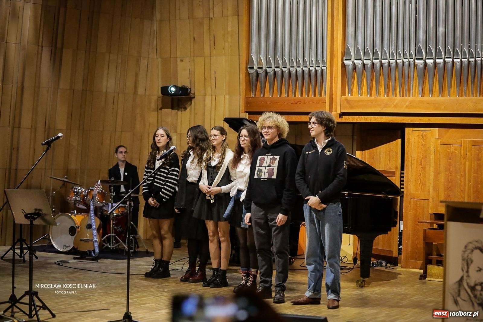 Zdjęcie w galerii na portalu naszraciborz.pl: Jesteśmy z Kasprowicza. Jubileusz 80-lecia I Liceum Ogólnokształcącego w Raciborzu na bis! [FOTO i WIDEO] wiadomości z regionu