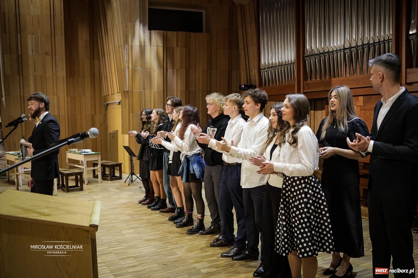 Zdjęcie w galerii na portalu naszraciborz.pl: Jesteśmy z Kasprowicza. Jubileusz 80-lecia I Liceum Ogólnokształcącego w Raciborzu na bis! [FOTO i WIDEO] wiadomości z regionu