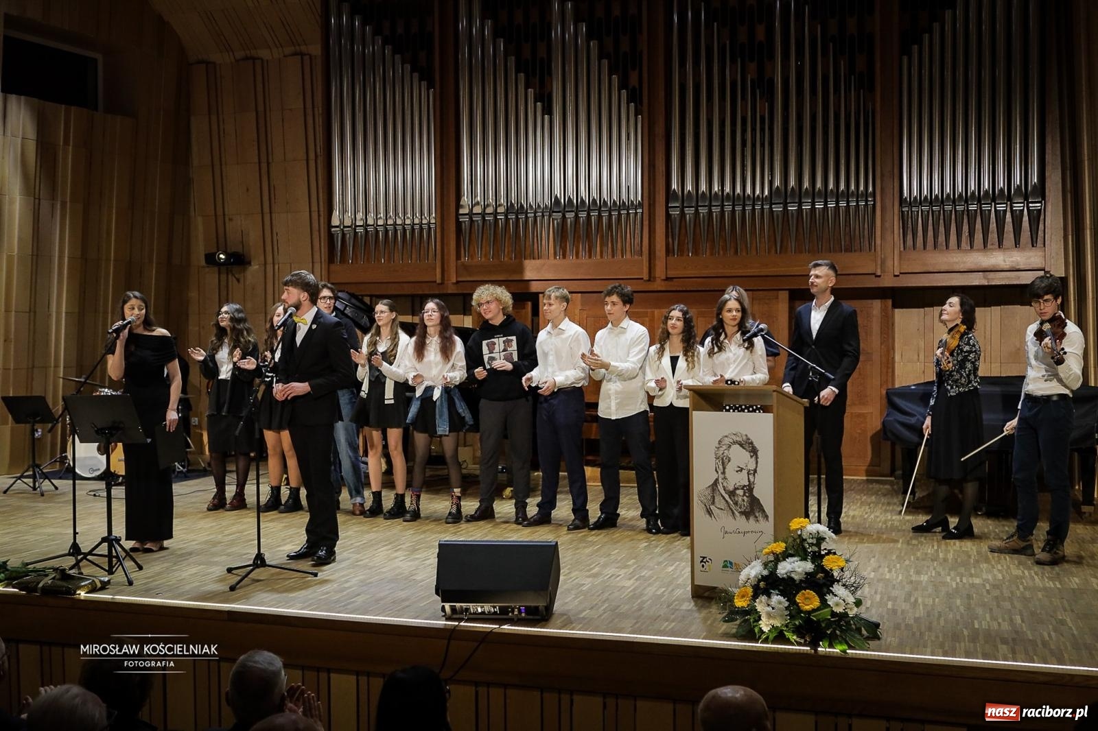 Zdjęcie w galerii na portalu naszraciborz.pl: Jesteśmy z Kasprowicza. Jubileusz 80-lecia I Liceum Ogólnokształcącego w Raciborzu na bis! [FOTO i WIDEO] wiadomości z regionu