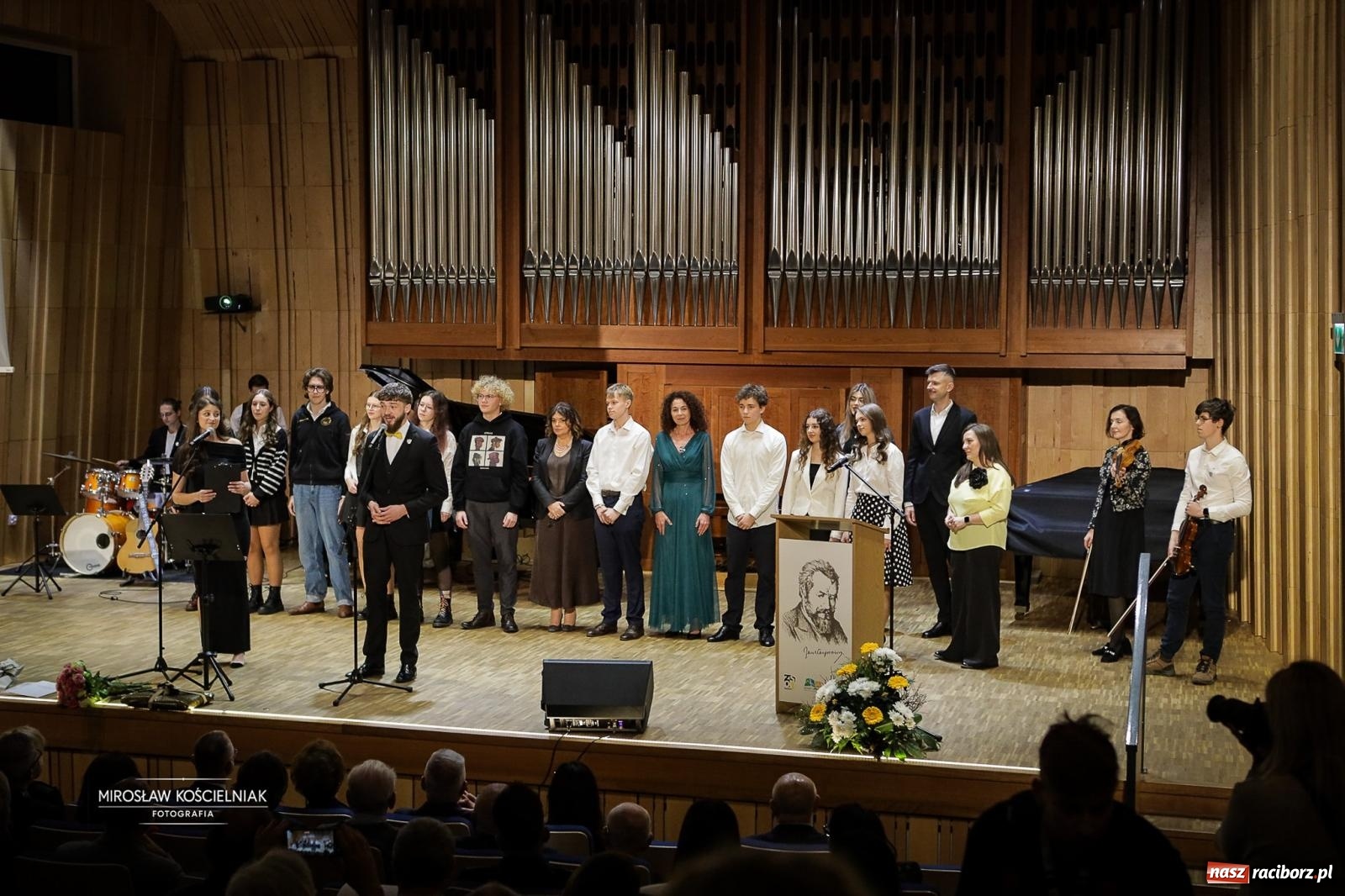 Zdjęcie w galerii na portalu naszraciborz.pl: Jesteśmy z Kasprowicza. Jubileusz 80-lecia I Liceum Ogólnokształcącego w Raciborzu na bis! [FOTO i WIDEO] wiadomości z regionu