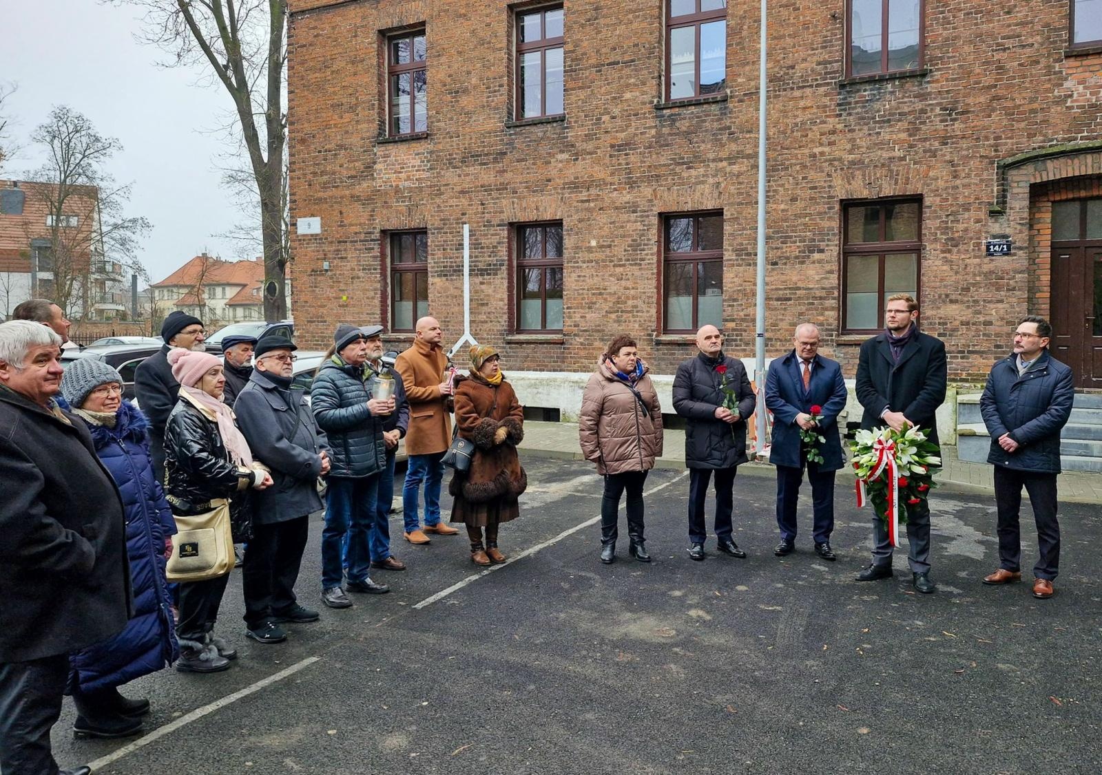 Zdjęcie w galerii na portalu naszraciborz.pl: 44. rocznica wprowadzenia stanu wojennego – hołd internowanym w Raciborzu wiadomości z regionu
