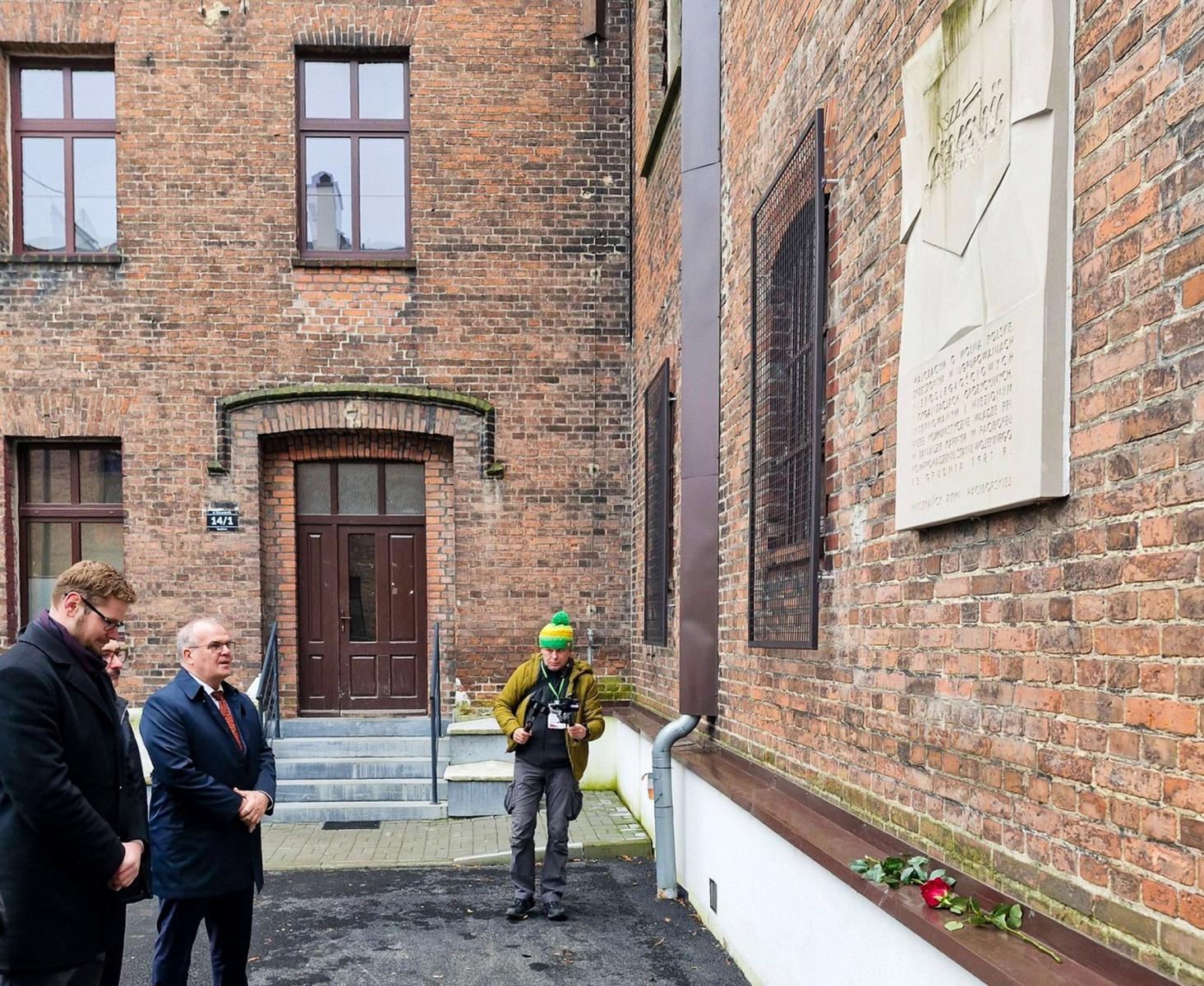 Zdjęcie w galerii na portalu naszraciborz.pl: 44. rocznica wprowadzenia stanu wojennego – hołd internowanym w Raciborzu wiadomości z regionu