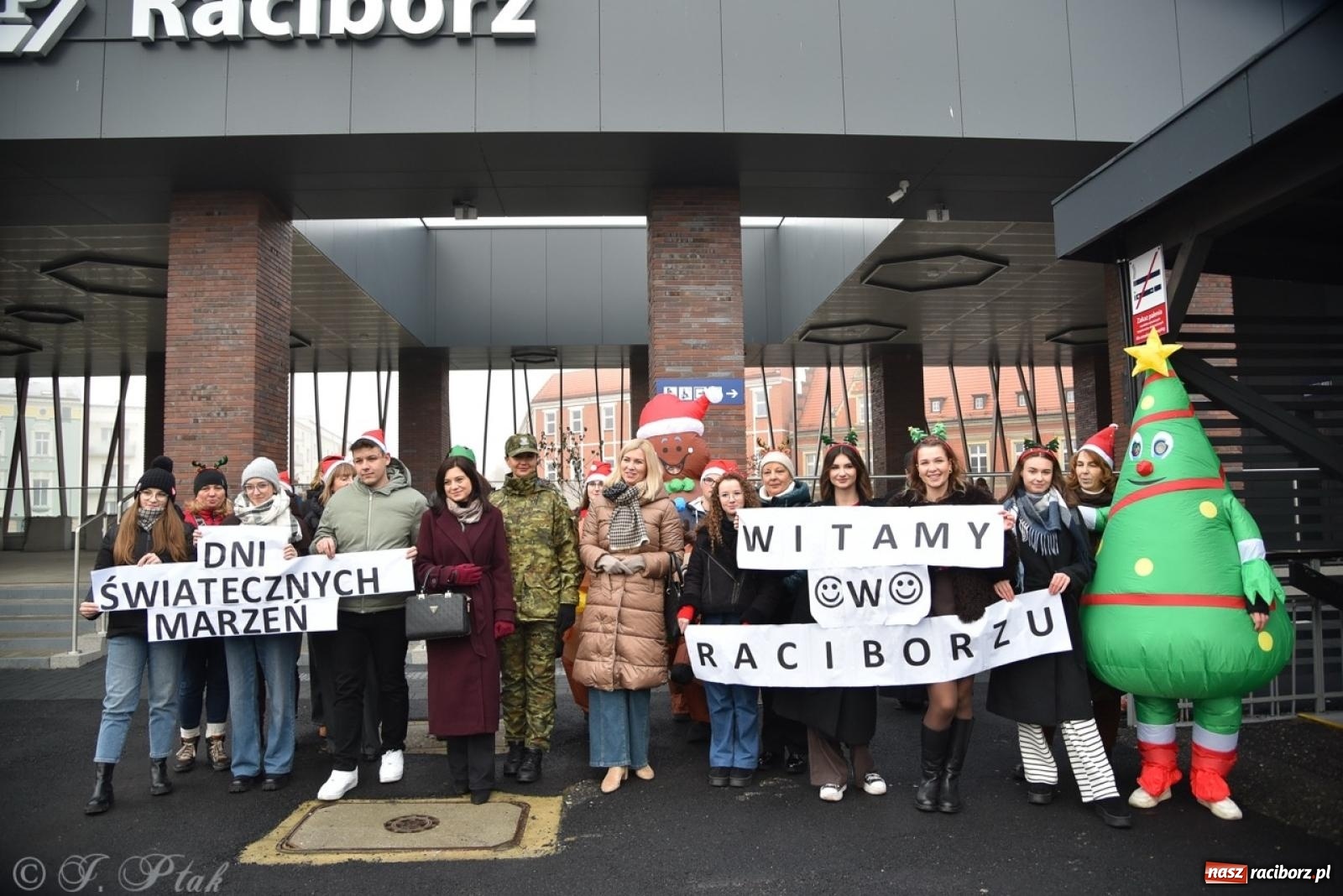 Zdjęcie w galerii na portalu naszraciborz.pl: Bajkowy Zamek Piastowski gościł Pociąg Świątecznych Marzeń [FOTO i WIDEO] wiadomości z regionu