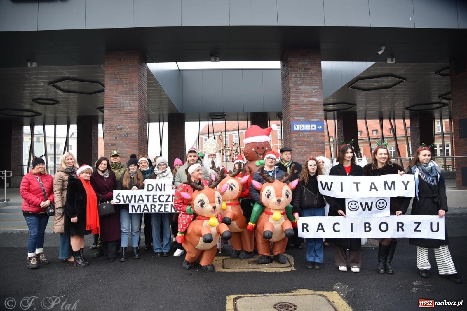 Zdjęcie w galerii na portalu naszraciborz.pl: Bajkowy Zamek Piastowski gościł Pociąg Świątecznych Marzeń [FOTO i WIDEO] wiadomości z regionu