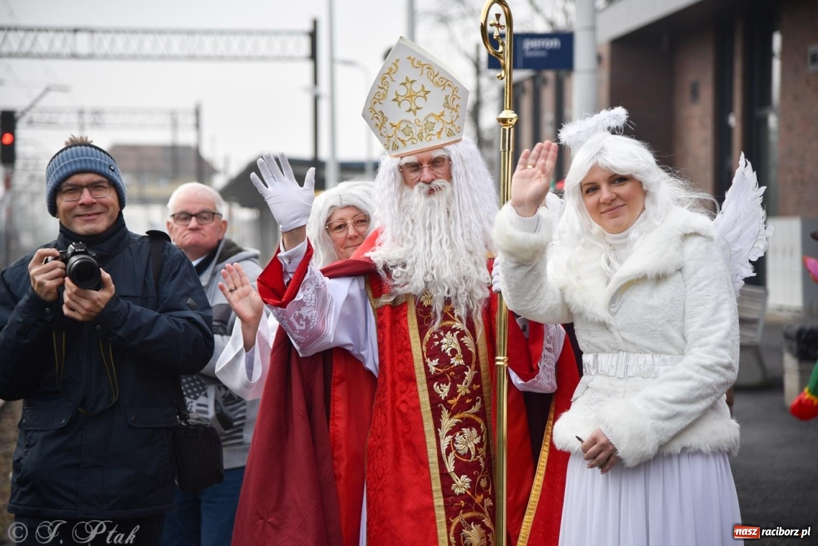 Zdjęcie w galerii na portalu naszraciborz.pl: Bajkowy Zamek Piastowski gościł Pociąg Świątecznych Marzeń [FOTO i WIDEO] wiadomości z regionu