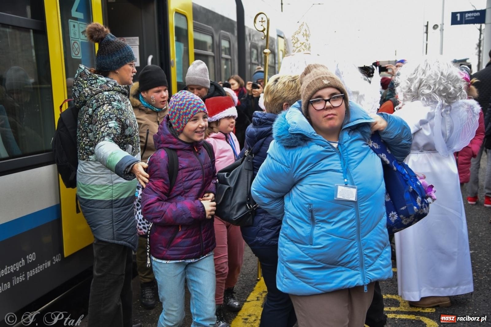 Zdjęcie w galerii na portalu naszraciborz.pl: Bajkowy Zamek Piastowski gościł Pociąg Świątecznych Marzeń [FOTO i WIDEO] wiadomości z regionu