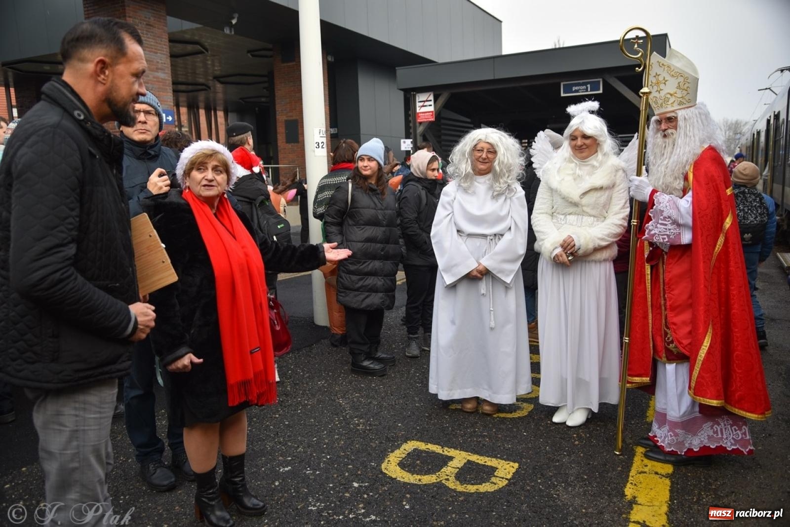 Zdjęcie w galerii na portalu naszraciborz.pl: Bajkowy Zamek Piastowski gościł Pociąg Świątecznych Marzeń [FOTO i WIDEO] wiadomości z regionu