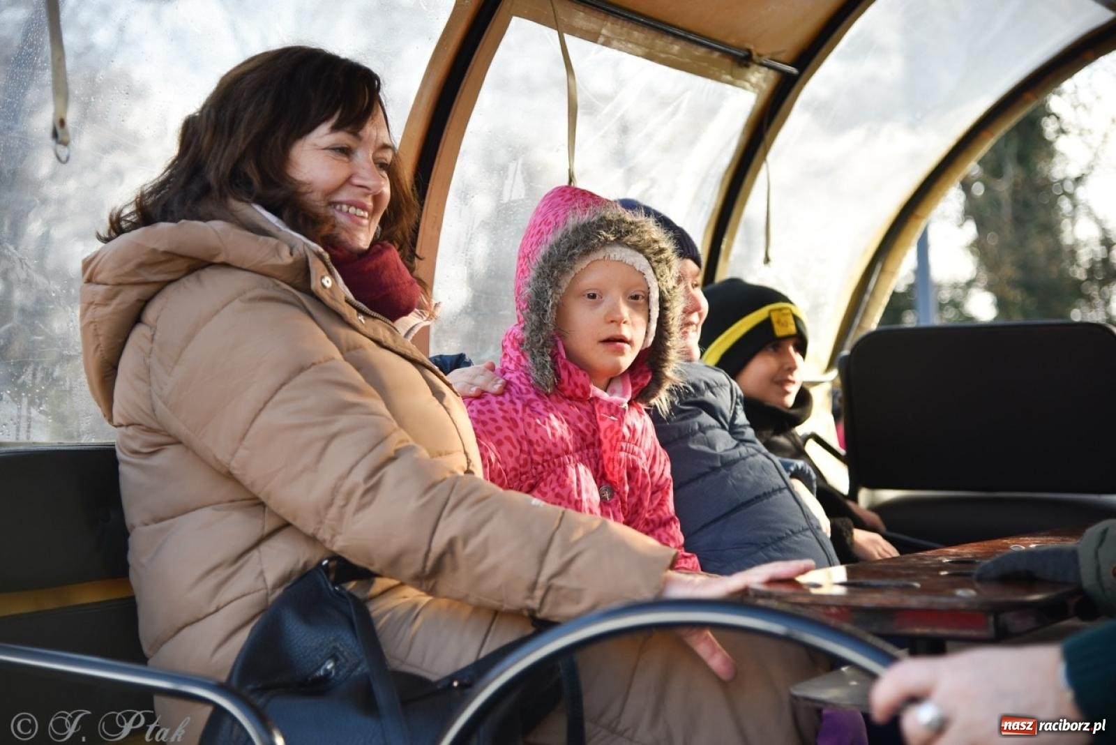 Zdjęcie w galerii na portalu naszraciborz.pl: Bajkowy Zamek Piastowski gościł Pociąg Świątecznych Marzeń [FOTO i WIDEO] wiadomości z regionu