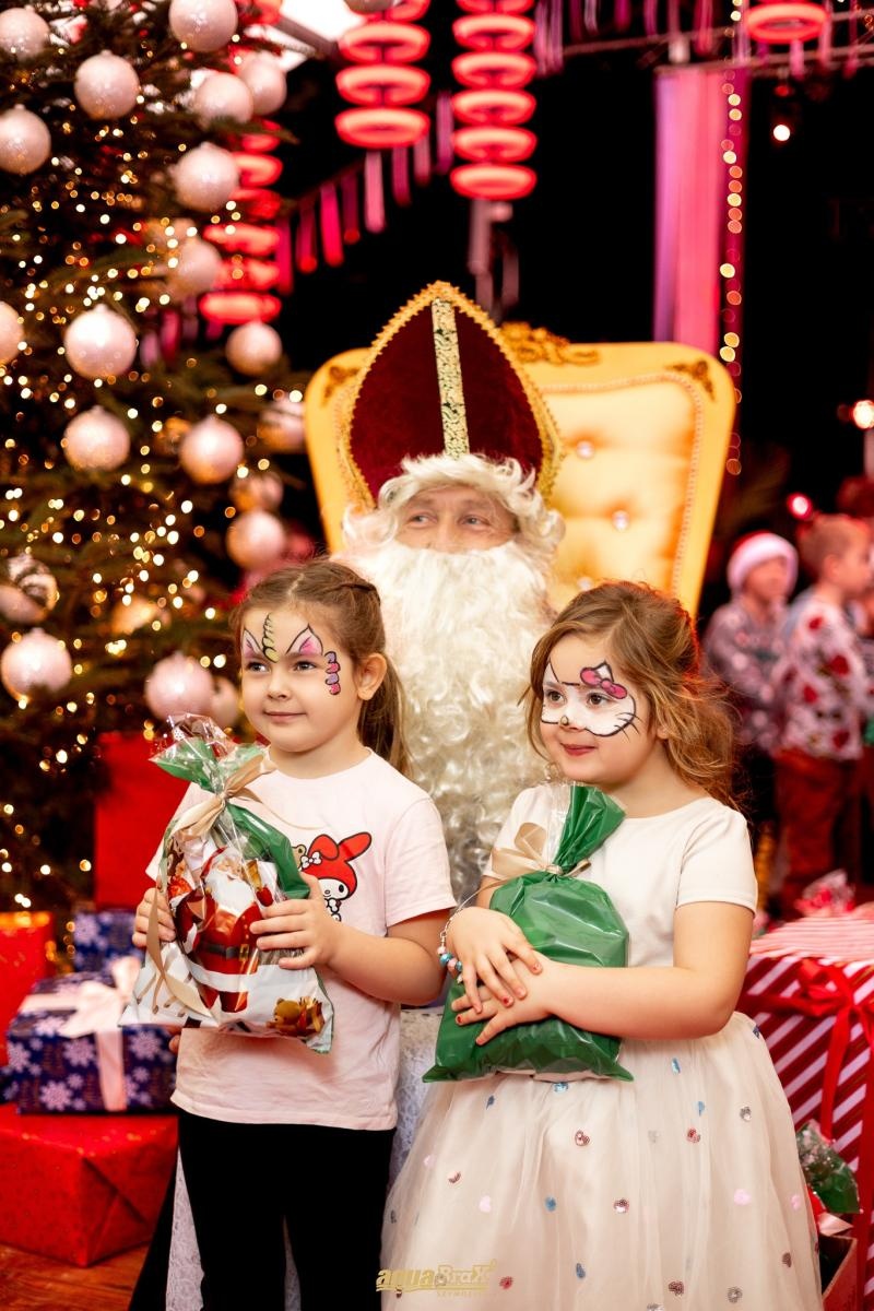 Zdjęcie w galerii na portalu naszraciborz.pl: Pierwsze Mikołajki w AquaBrax. Świąteczna baśń w Szymocicach wiadomości z regionu