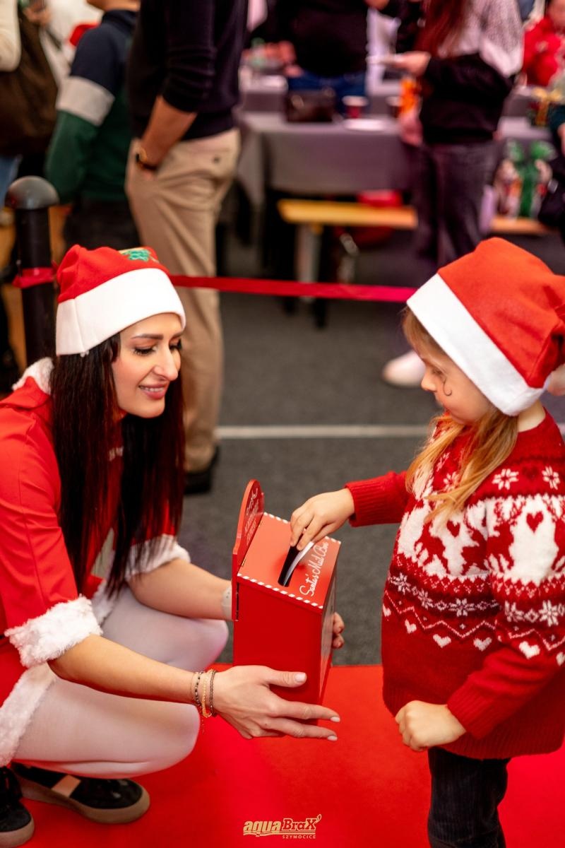 Zdjęcie w galerii na portalu naszraciborz.pl: Pierwsze Mikołajki w AquaBrax. Świąteczna baśń w Szymocicach wiadomości z regionu