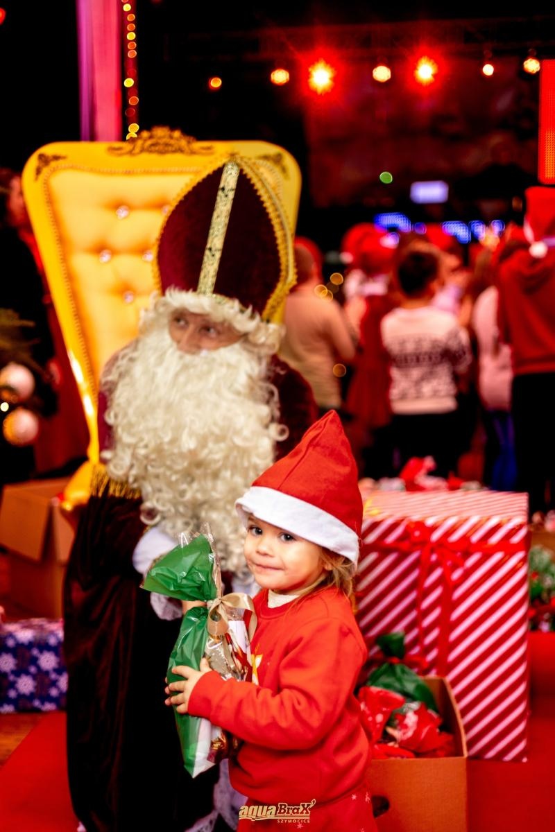 Zdjęcie w galerii na portalu naszraciborz.pl: Pierwsze Mikołajki w AquaBrax. Świąteczna baśń w Szymocicach wiadomości z regionu