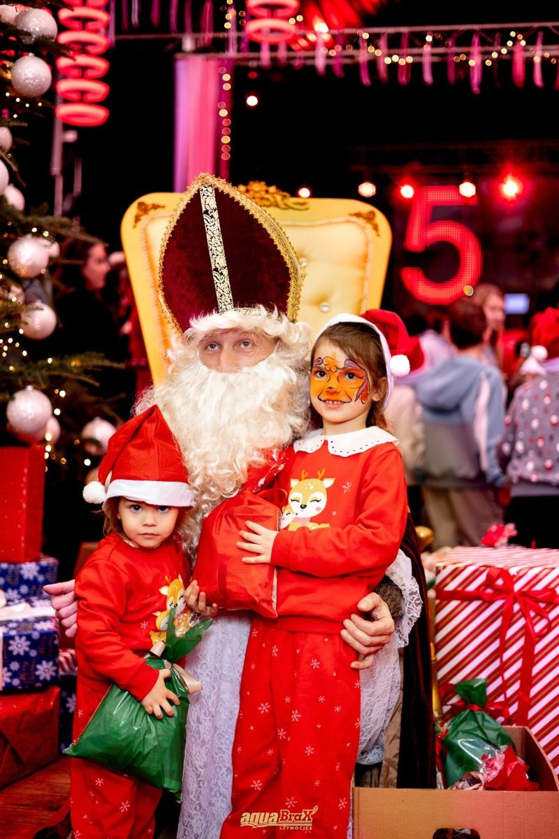 Zdjęcie w galerii na portalu naszraciborz.pl: Pierwsze Mikołajki w AquaBrax. Świąteczna baśń w Szymocicach wiadomości z regionu