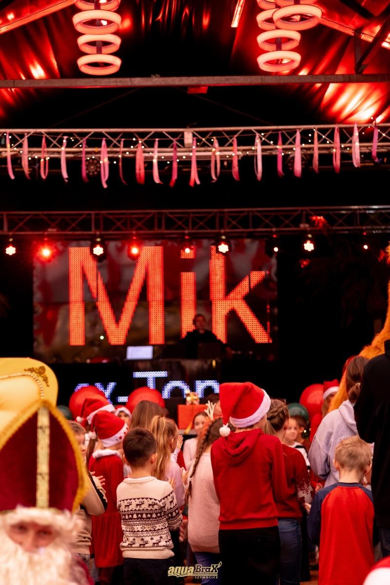 Zdjęcie w galerii na portalu naszraciborz.pl: Pierwsze Mikołajki w AquaBrax. Świąteczna baśń w Szymocicach wiadomości z regionu