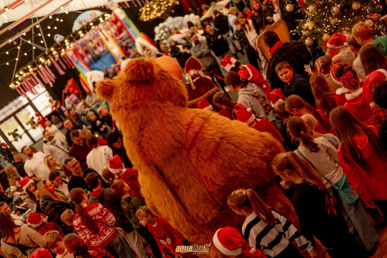 Zdjęcie w galerii na portalu naszraciborz.pl: Pierwsze Mikołajki w AquaBrax. Świąteczna baśń w Szymocicach wiadomości z regionu