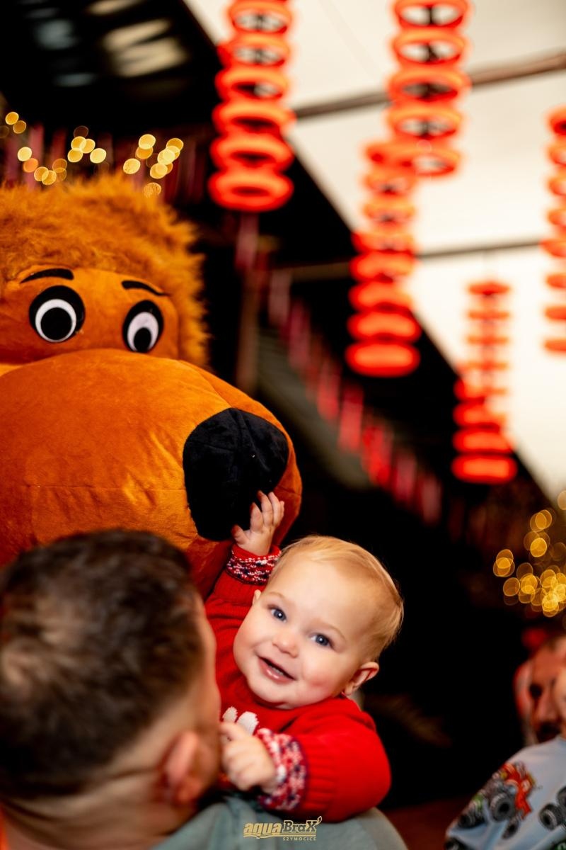 Zdjęcie w galerii na portalu naszraciborz.pl: Pierwsze Mikołajki w AquaBrax. Świąteczna baśń w Szymocicach wiadomości z regionu