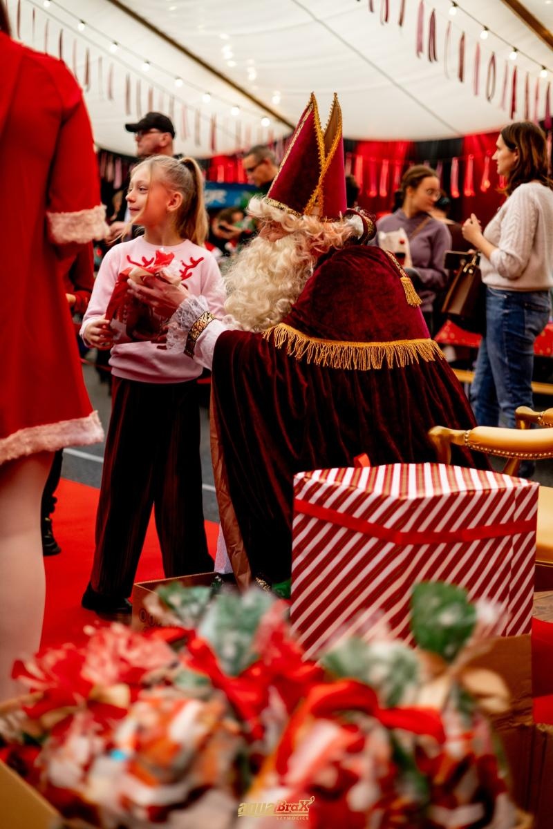 Zdjęcie w galerii na portalu naszraciborz.pl: Pierwsze Mikołajki w AquaBrax. Świąteczna baśń w Szymocicach wiadomości z regionu