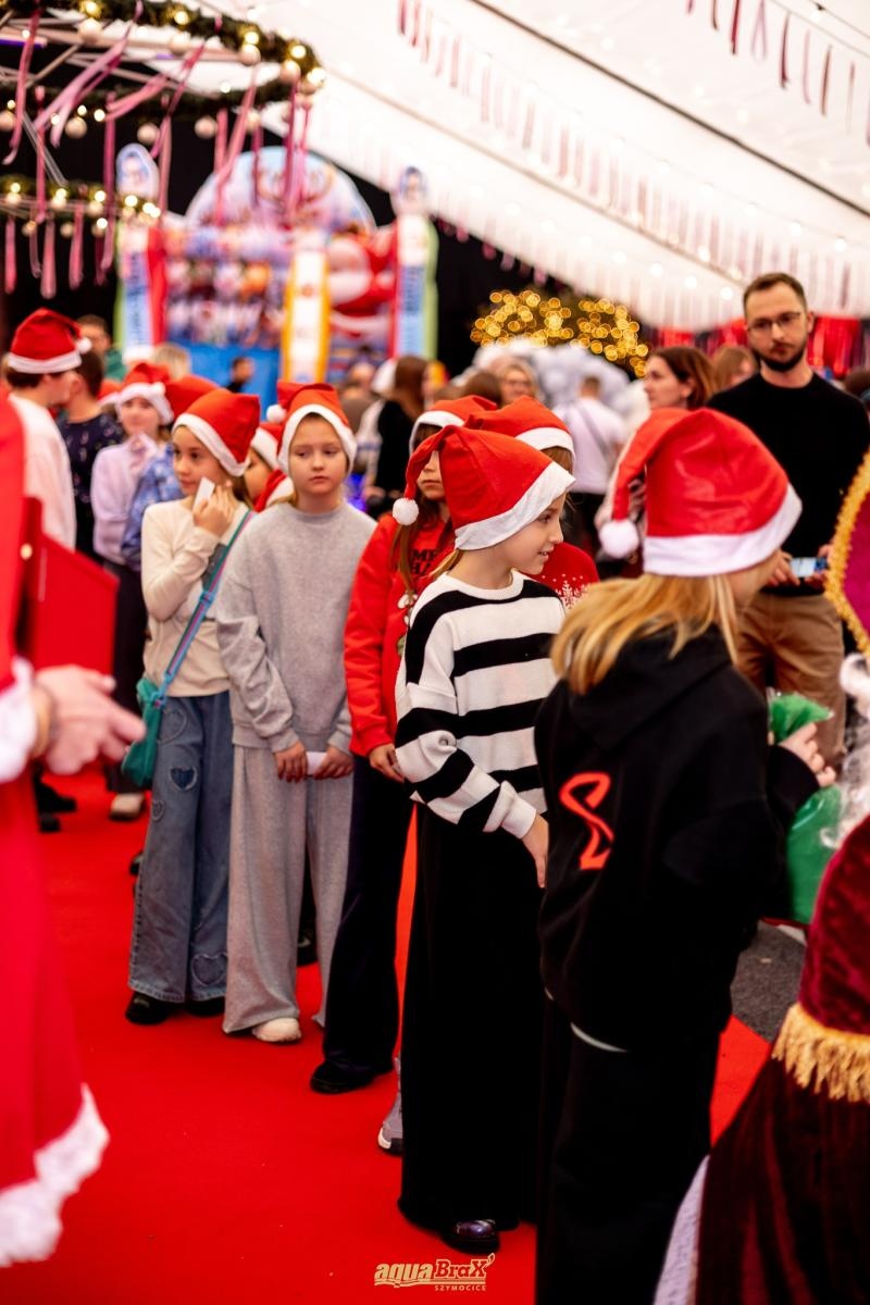 Zdjęcie w galerii na portalu naszraciborz.pl: Pierwsze Mikołajki w AquaBrax. Świąteczna baśń w Szymocicach wiadomości z regionu