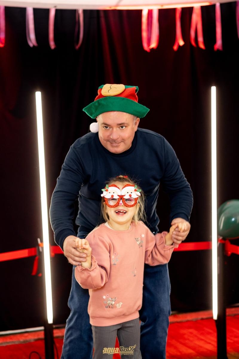 Zdjęcie w galerii na portalu naszraciborz.pl: Pierwsze Mikołajki w AquaBrax. Świąteczna baśń w Szymocicach wiadomości z regionu