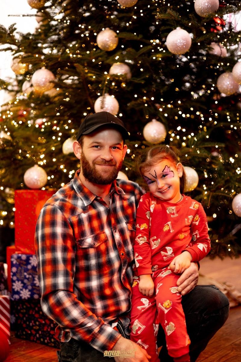 Zdjęcie w galerii na portalu naszraciborz.pl: Pierwsze Mikołajki w AquaBrax. Świąteczna baśń w Szymocicach wiadomości z regionu