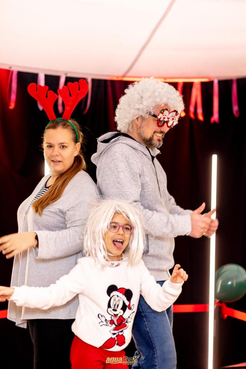 Zdjęcie w galerii na portalu naszraciborz.pl: Pierwsze Mikołajki w AquaBrax. Świąteczna baśń w Szymocicach wiadomości z regionu