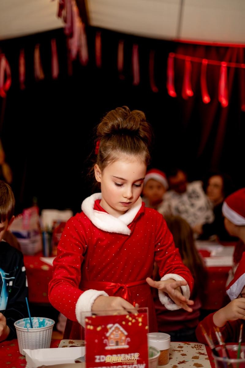 Zdjęcie w galerii na portalu naszraciborz.pl: Pierwsze Mikołajki w AquaBrax. Świąteczna baśń w Szymocicach wiadomości z regionu