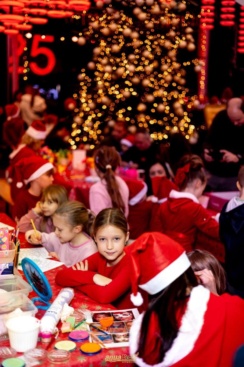 Zdjęcie w galerii na portalu naszraciborz.pl: Pierwsze Mikołajki w AquaBrax. Świąteczna baśń w Szymocicach wiadomości z regionu