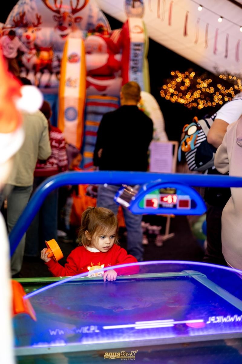 Zdjęcie w galerii na portalu naszraciborz.pl: Pierwsze Mikołajki w AquaBrax. Świąteczna baśń w Szymocicach wiadomości z regionu