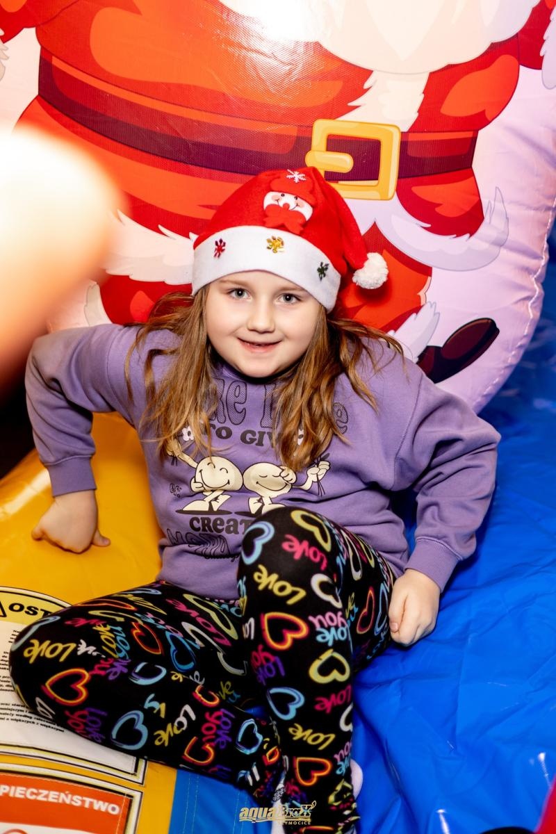 Zdjęcie w galerii na portalu naszraciborz.pl: Pierwsze Mikołajki w AquaBrax. Świąteczna baśń w Szymocicach wiadomości z regionu