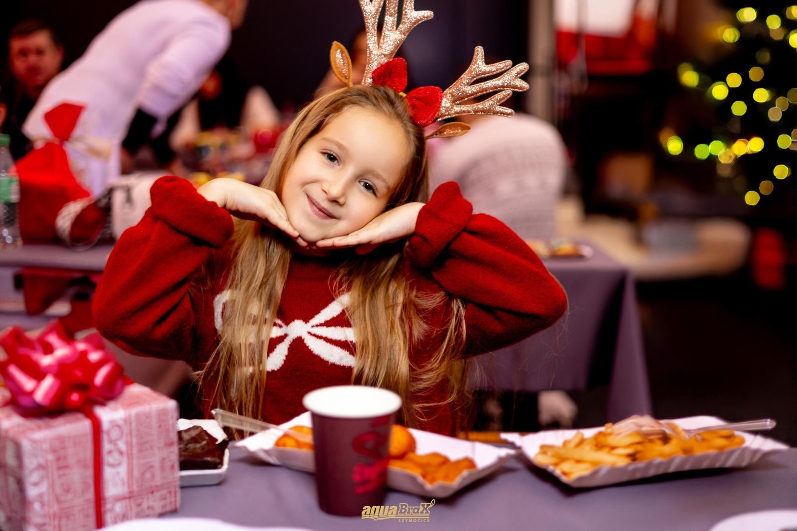 Zdjęcie w galerii na portalu naszraciborz.pl: Pierwsze Mikołajki w AquaBrax. Świąteczna baśń w Szymocicach wiadomości z regionu