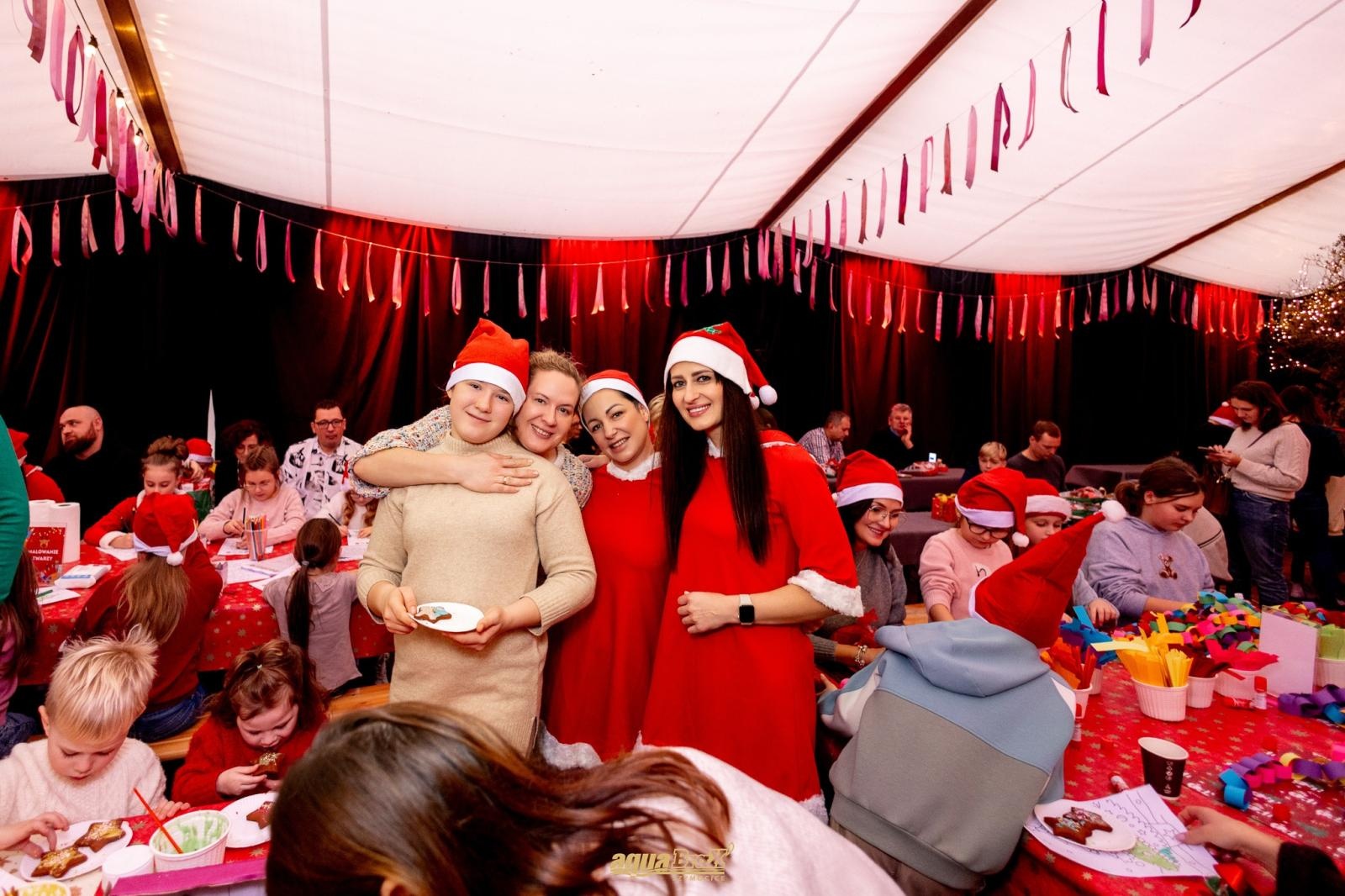 Zdjęcie w galerii na portalu naszraciborz.pl: Pierwsze Mikołajki w AquaBrax. Świąteczna baśń w Szymocicach wiadomości z regionu