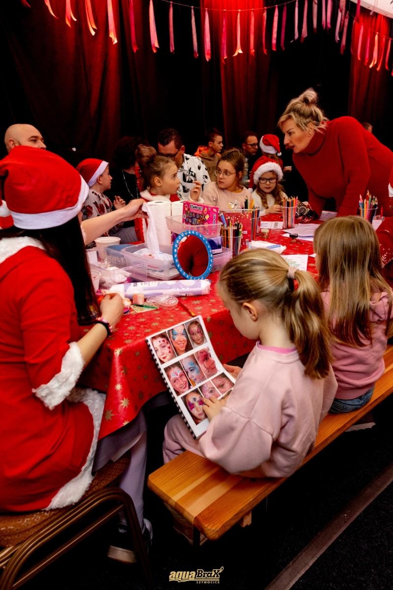Zdjęcie w galerii na portalu naszraciborz.pl: Pierwsze Mikołajki w AquaBrax. Świąteczna baśń w Szymocicach wiadomości z regionu
