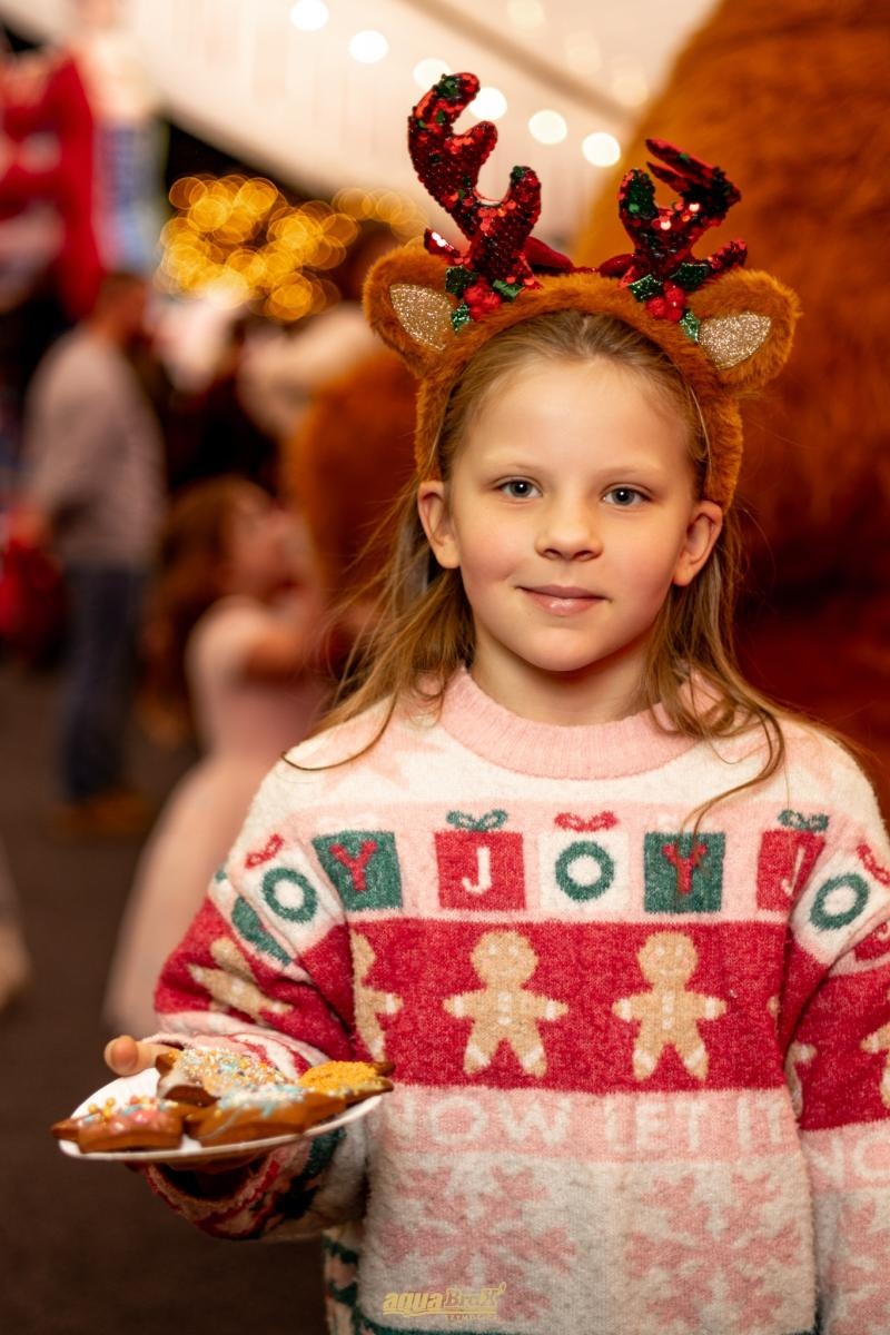 Zdjęcie w galerii na portalu naszraciborz.pl: Pierwsze Mikołajki w AquaBrax. Świąteczna baśń w Szymocicach wiadomości z regionu